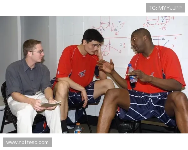 小将勇闯篮球巨人姚明挑战赛展现年轻力量与传奇对决的精彩瞬间